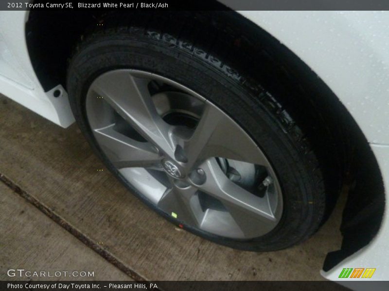 Blizzard White Pearl / Black/Ash 2012 Toyota Camry SE