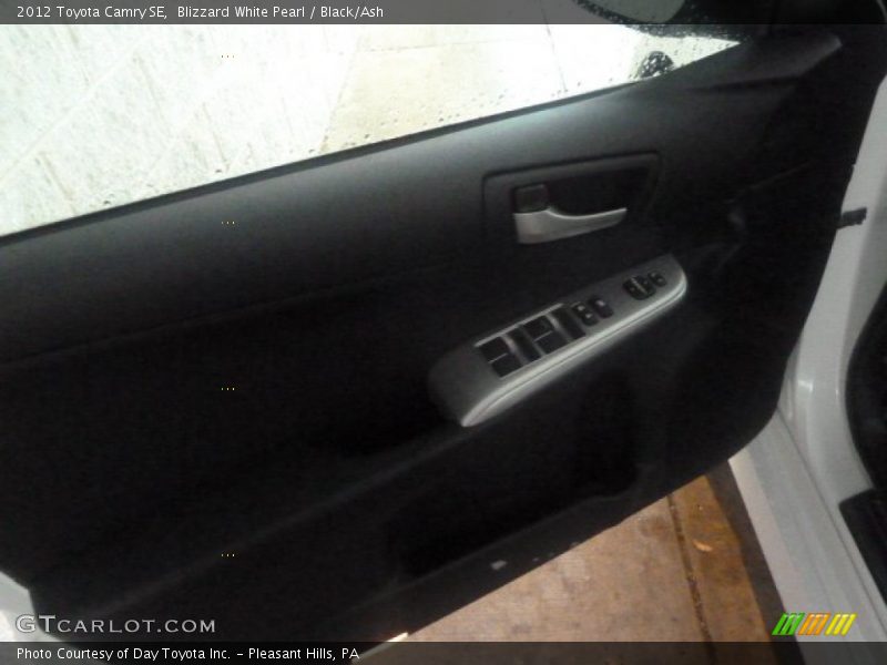 Blizzard White Pearl / Black/Ash 2012 Toyota Camry SE