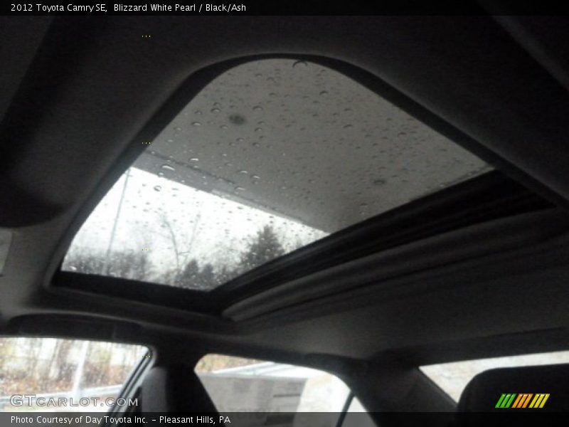 Blizzard White Pearl / Black/Ash 2012 Toyota Camry SE