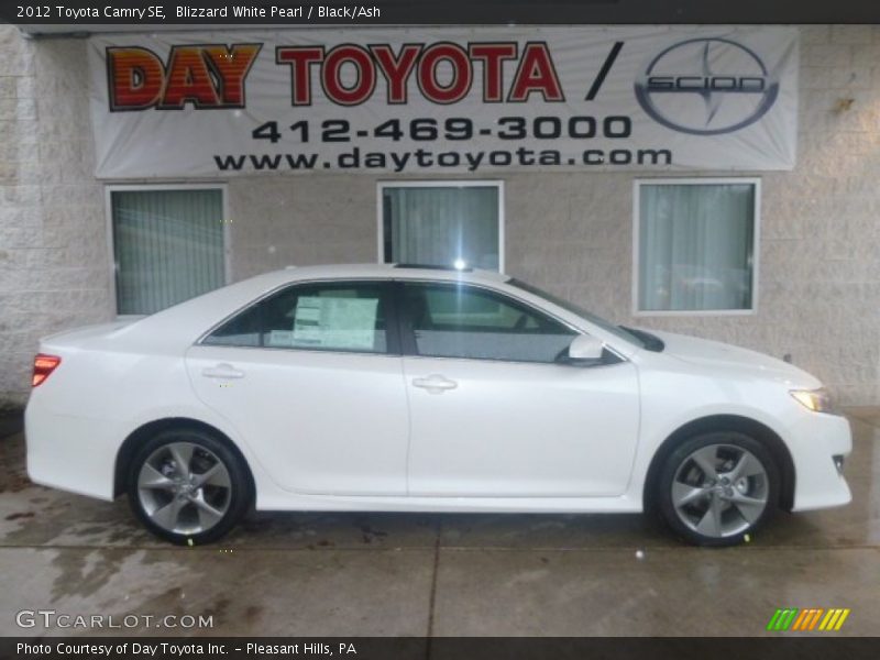 Blizzard White Pearl / Black/Ash 2012 Toyota Camry SE