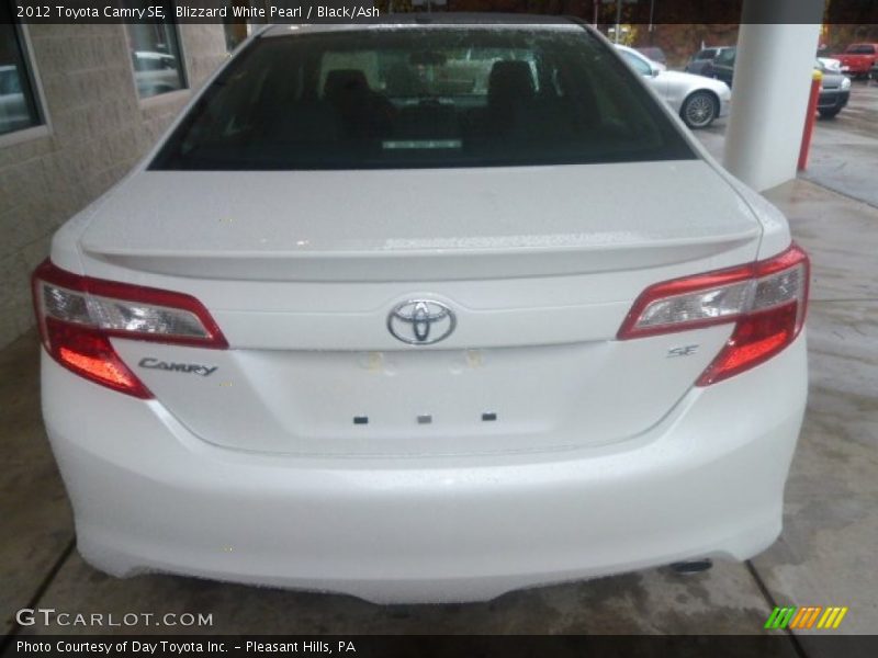 Blizzard White Pearl / Black/Ash 2012 Toyota Camry SE