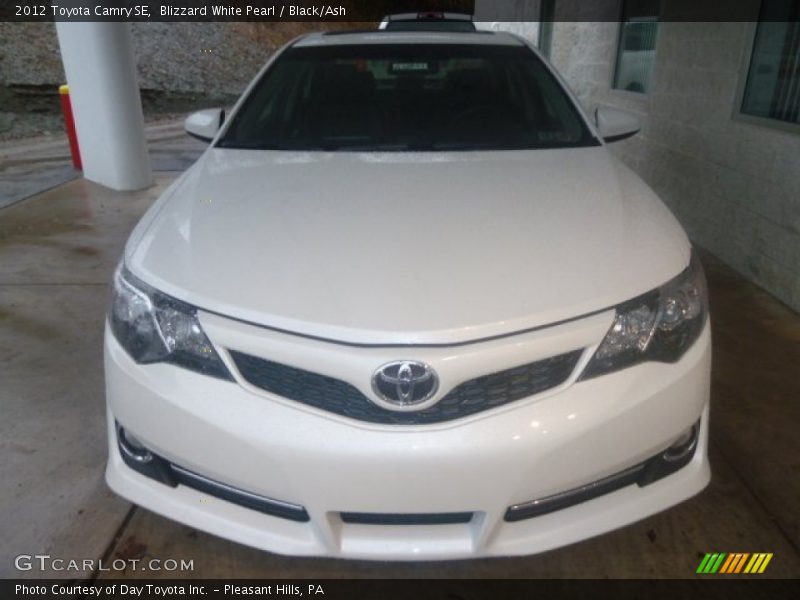 Blizzard White Pearl / Black/Ash 2012 Toyota Camry SE
