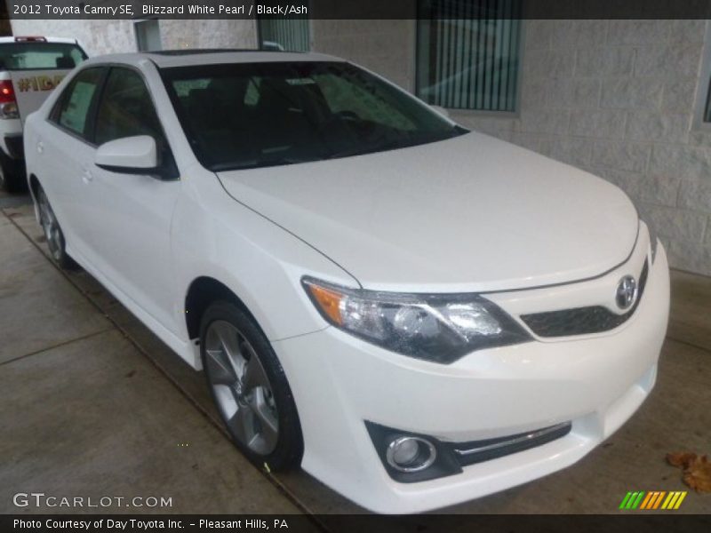 Blizzard White Pearl / Black/Ash 2012 Toyota Camry SE