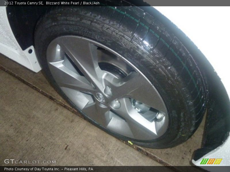 Blizzard White Pearl / Black/Ash 2012 Toyota Camry SE