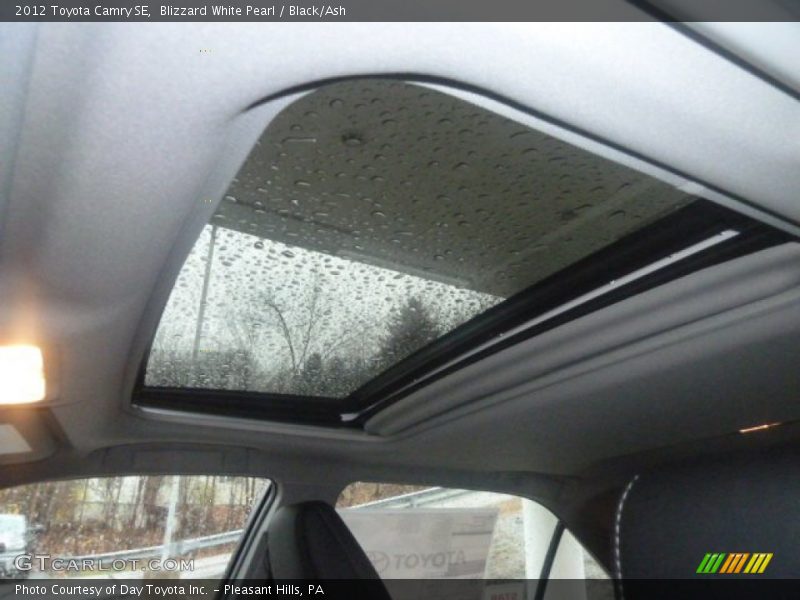 Blizzard White Pearl / Black/Ash 2012 Toyota Camry SE