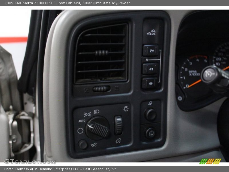 Controls of 2005 Sierra 2500HD SLT Crew Cab 4x4