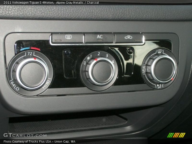 Controls of 2011 Tiguan S 4Motion