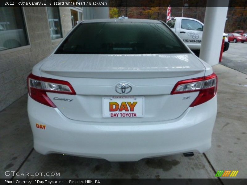 Blizzard White Pearl / Black/Ash 2012 Toyota Camry SE