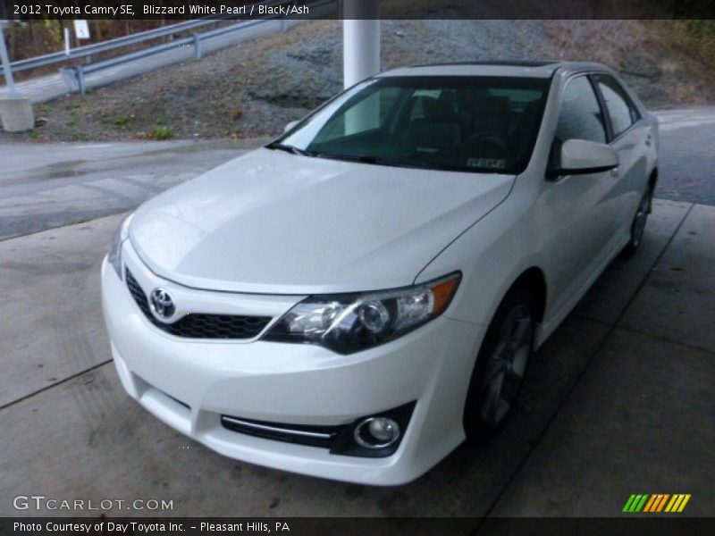 Blizzard White Pearl / Black/Ash 2012 Toyota Camry SE