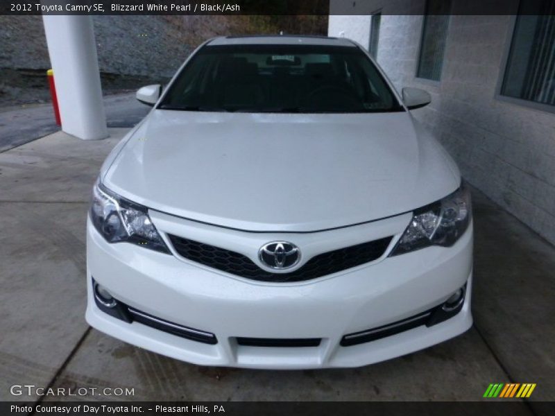 Blizzard White Pearl / Black/Ash 2012 Toyota Camry SE