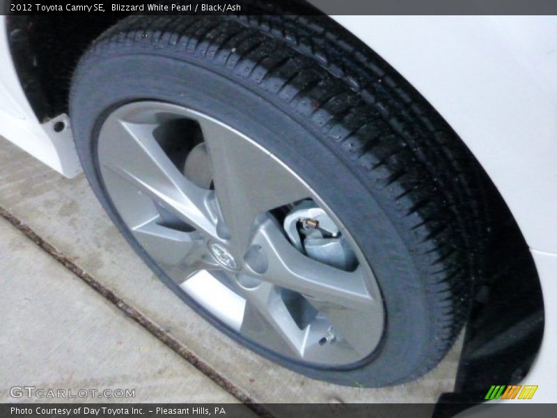Blizzard White Pearl / Black/Ash 2012 Toyota Camry SE