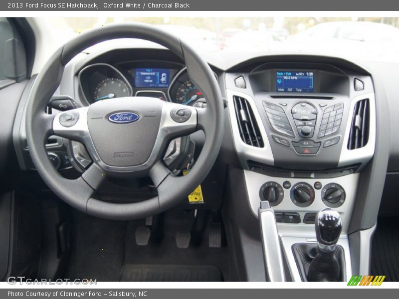 Oxford White / Charcoal Black 2013 Ford Focus SE Hatchback