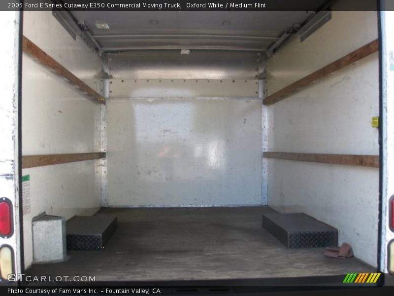 Oxford White / Medium Flint 2005 Ford E Series Cutaway E350 Commercial Moving Truck