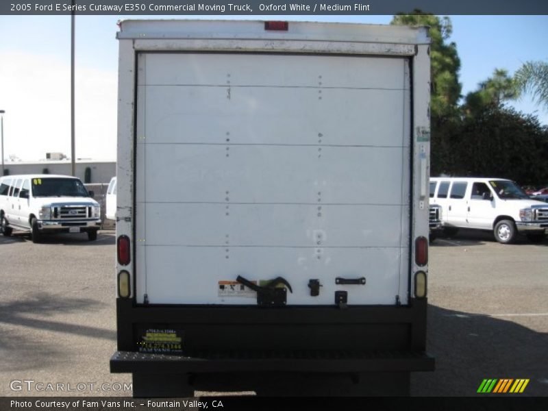 Oxford White / Medium Flint 2005 Ford E Series Cutaway E350 Commercial Moving Truck