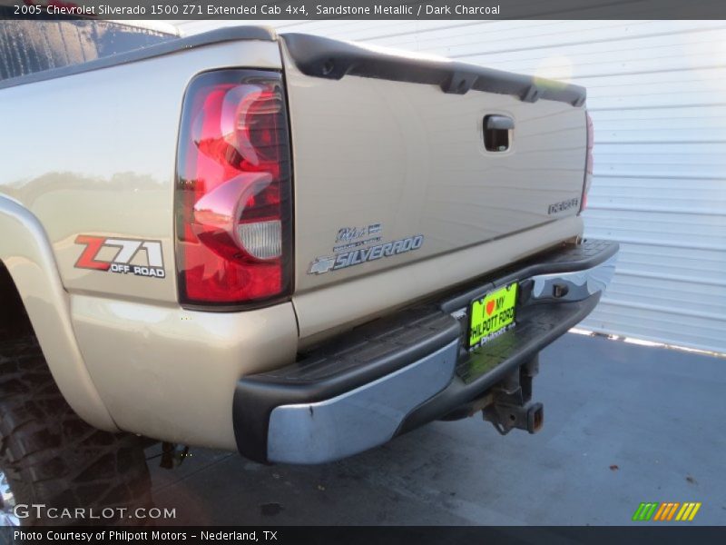 Sandstone Metallic / Dark Charcoal 2005 Chevrolet Silverado 1500 Z71 Extended Cab 4x4