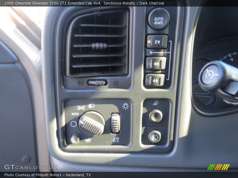 Sandstone Metallic / Dark Charcoal 2005 Chevrolet Silverado 1500 Z71 Extended Cab 4x4
