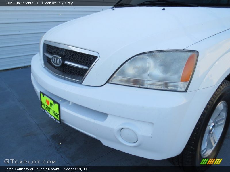 Clear White / Gray 2005 Kia Sorento LX