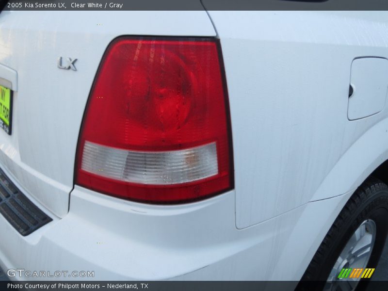 Clear White / Gray 2005 Kia Sorento LX