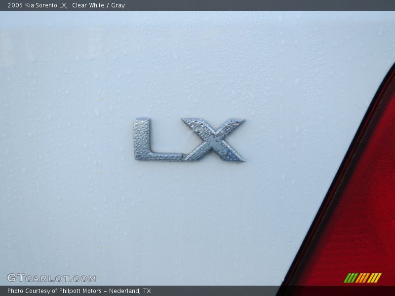 Clear White / Gray 2005 Kia Sorento LX