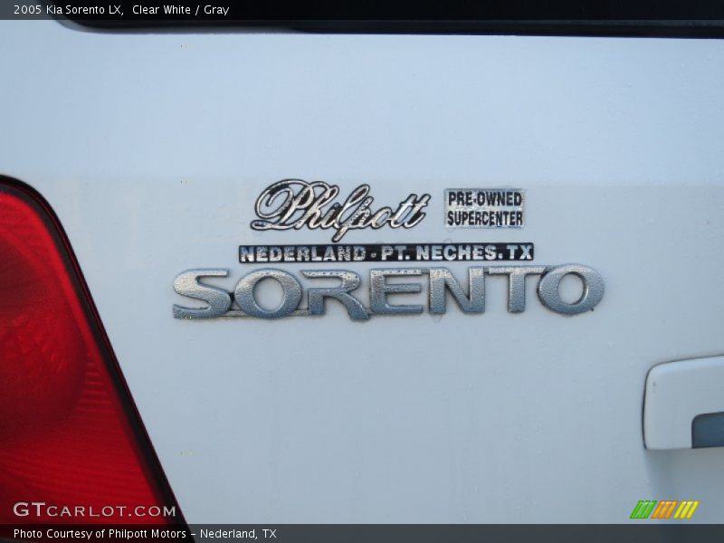 Clear White / Gray 2005 Kia Sorento LX