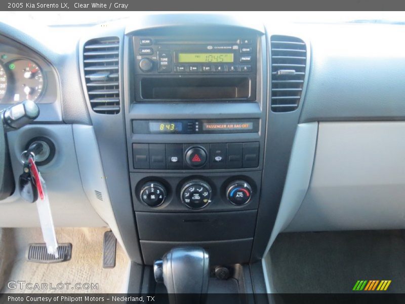 Clear White / Gray 2005 Kia Sorento LX