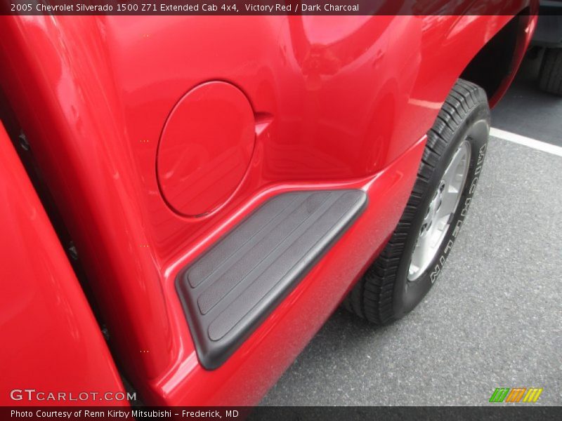 Victory Red / Dark Charcoal 2005 Chevrolet Silverado 1500 Z71 Extended Cab 4x4