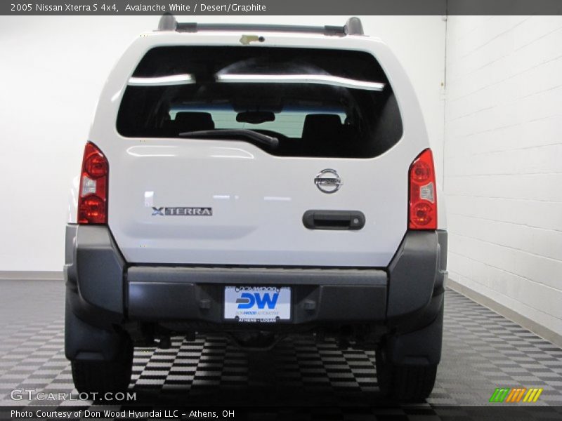 Avalanche White / Desert/Graphite 2005 Nissan Xterra S 4x4
