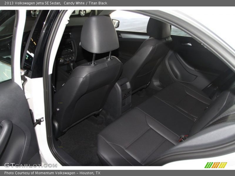 Candy White / Titan Black 2013 Volkswagen Jetta SE Sedan