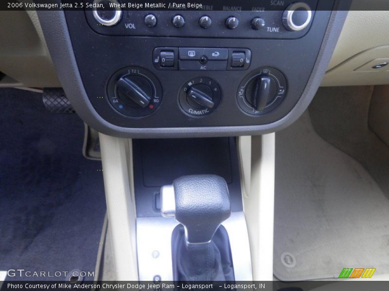 Wheat Beige Metallic / Pure Beige 2006 Volkswagen Jetta 2.5 Sedan