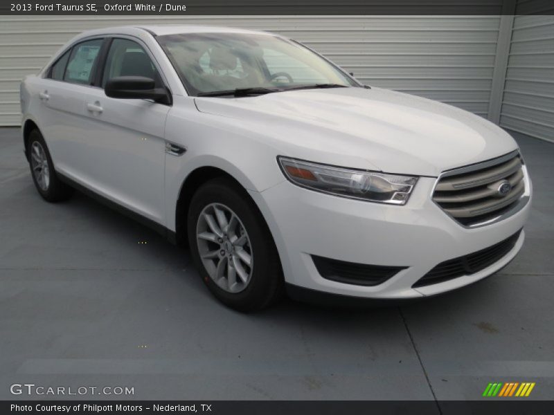 Oxford White / Dune 2013 Ford Taurus SE