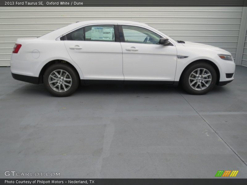 Oxford White / Dune 2013 Ford Taurus SE