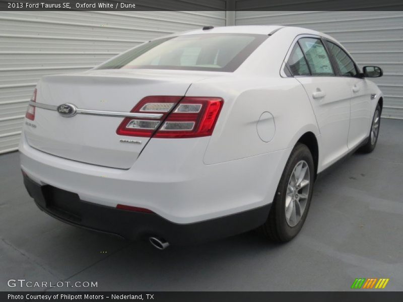 Oxford White / Dune 2013 Ford Taurus SE