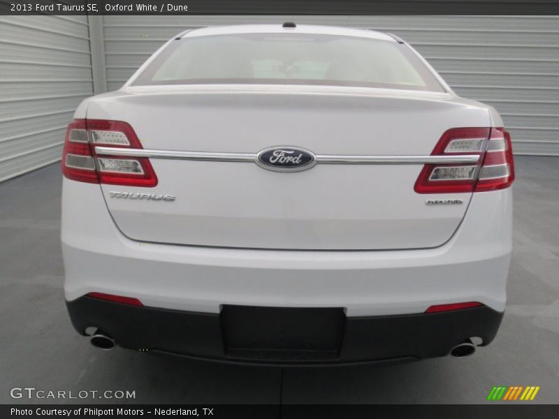 Oxford White / Dune 2013 Ford Taurus SE