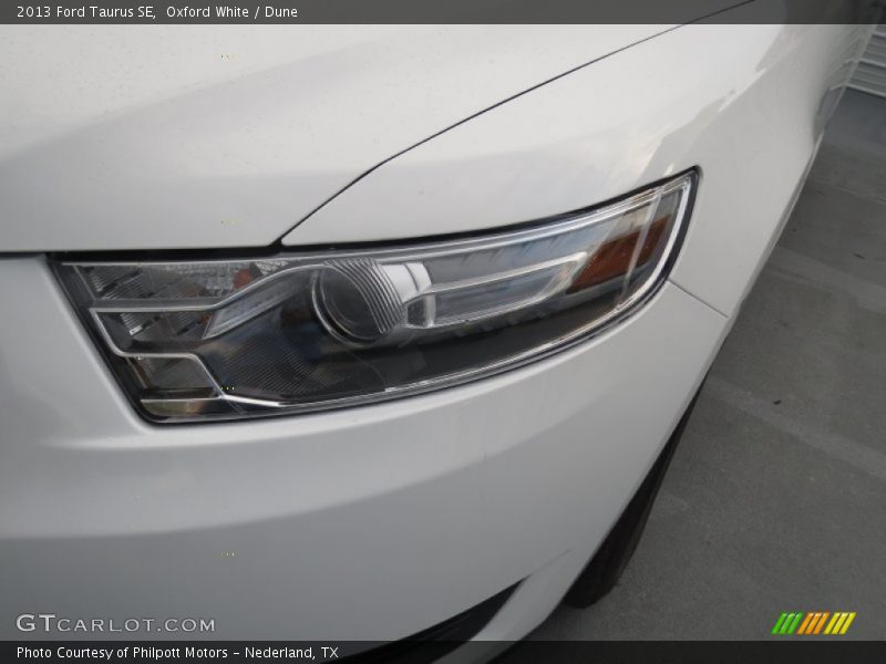 Oxford White / Dune 2013 Ford Taurus SE