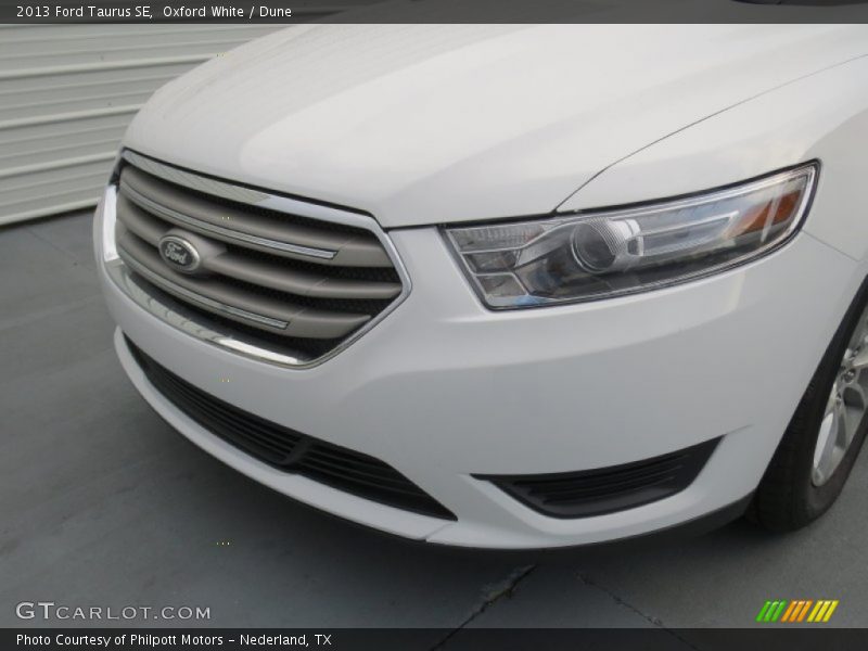 Oxford White / Dune 2013 Ford Taurus SE