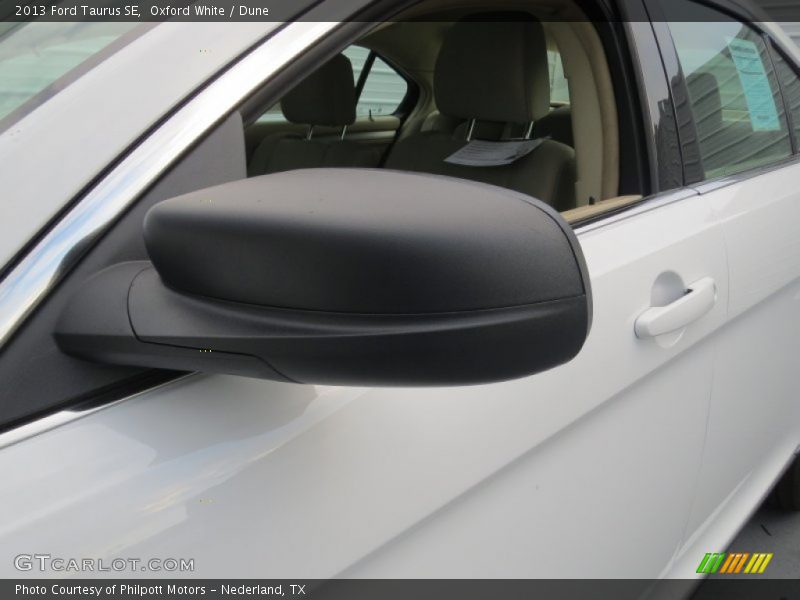 Oxford White / Dune 2013 Ford Taurus SE