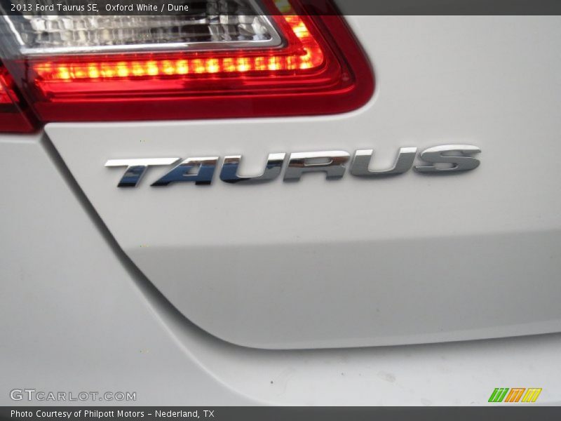Oxford White / Dune 2013 Ford Taurus SE