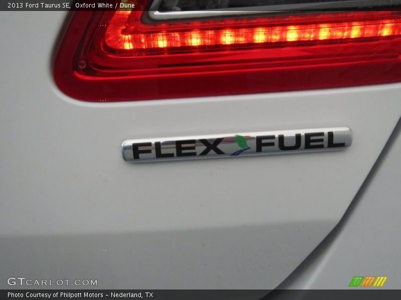 Oxford White / Dune 2013 Ford Taurus SE