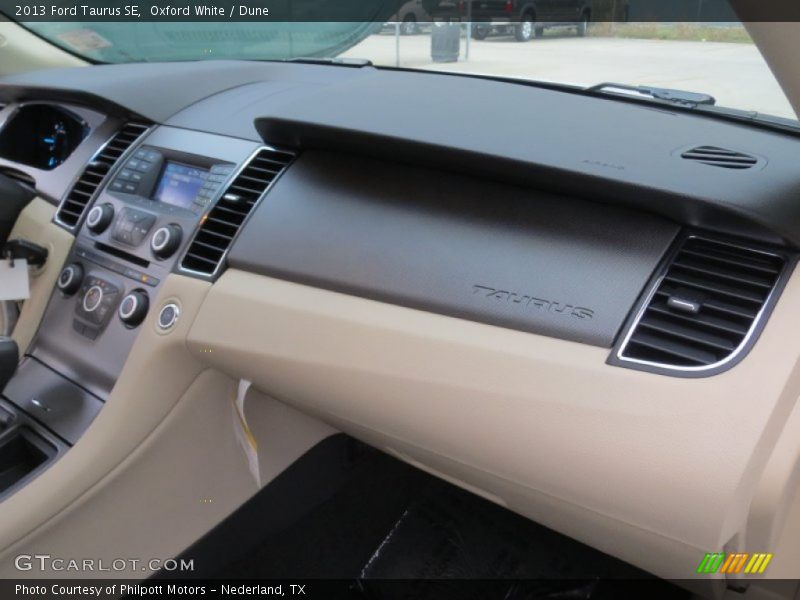 Oxford White / Dune 2013 Ford Taurus SE
