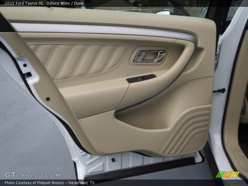 Oxford White / Dune 2013 Ford Taurus SE