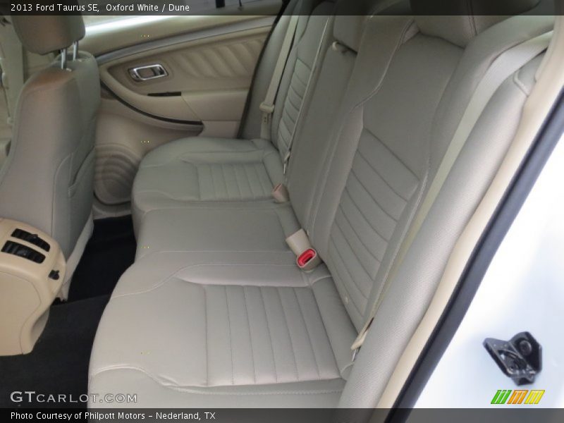 Oxford White / Dune 2013 Ford Taurus SE