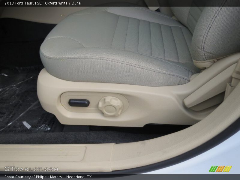Oxford White / Dune 2013 Ford Taurus SE