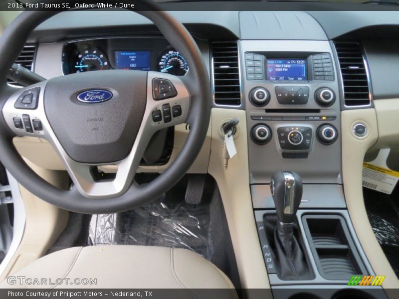 Oxford White / Dune 2013 Ford Taurus SE