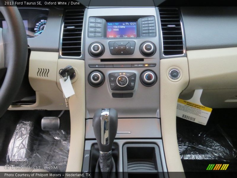 Oxford White / Dune 2013 Ford Taurus SE