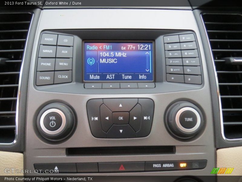 Oxford White / Dune 2013 Ford Taurus SE