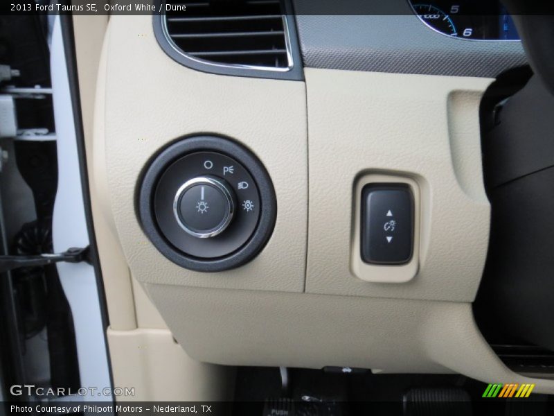 Oxford White / Dune 2013 Ford Taurus SE