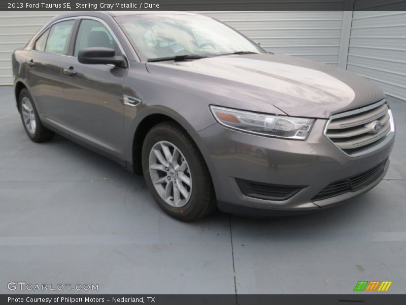 Front 3/4 View of 2013 Taurus SE