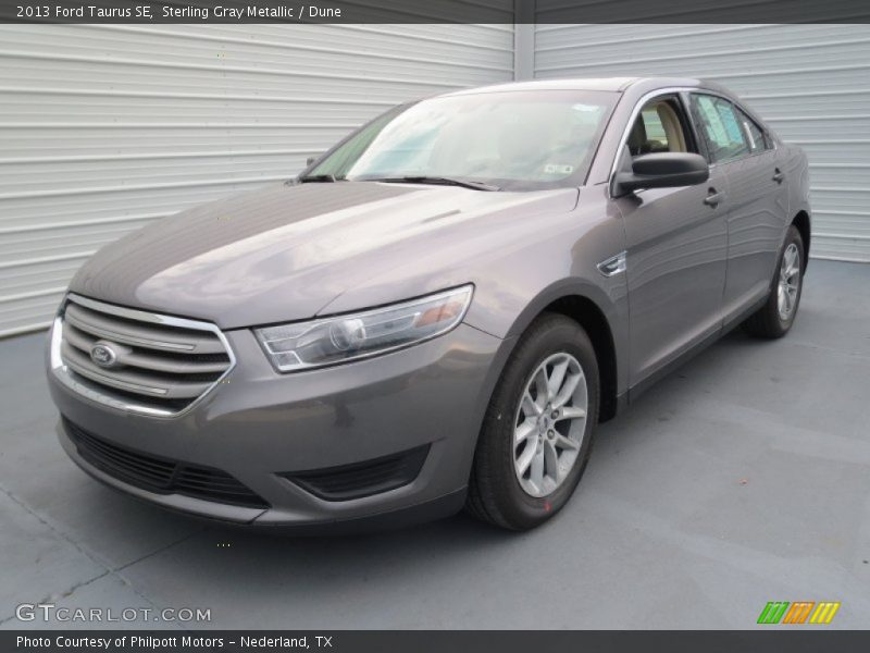 Front 3/4 View of 2013 Taurus SE