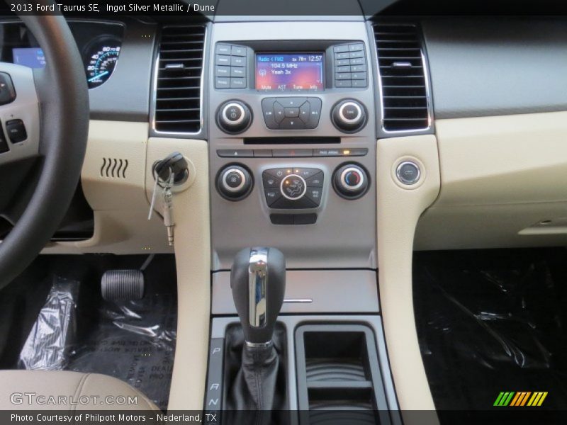 Ingot Silver Metallic / Dune 2013 Ford Taurus SE