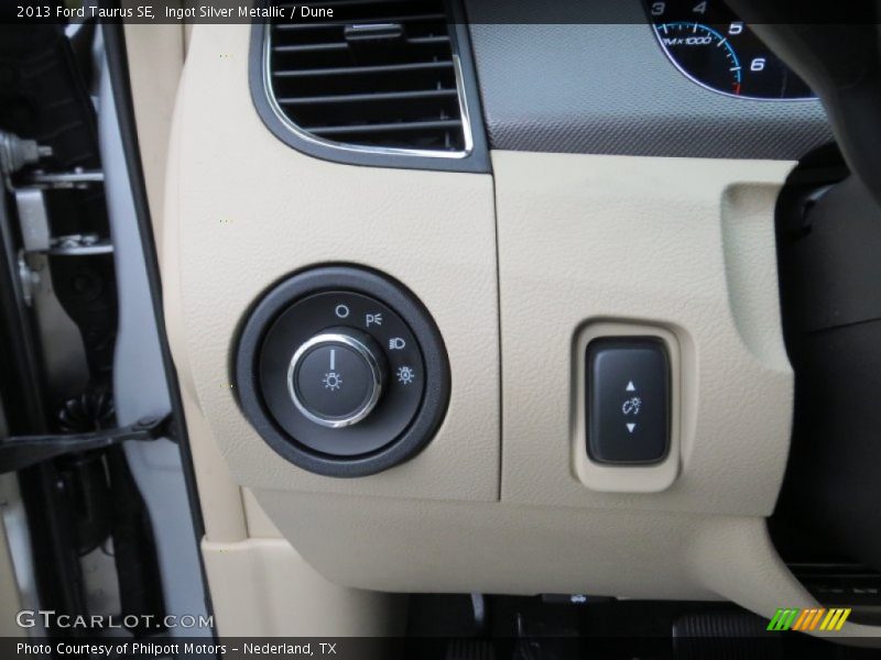 Ingot Silver Metallic / Dune 2013 Ford Taurus SE